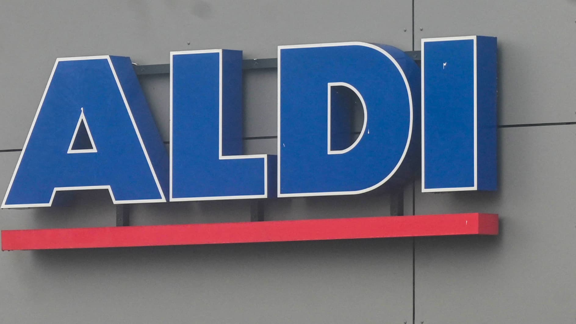 DES EMPLOYÉS D'UN MAGASIN ALDI À PARIS ENFERMÉS DANS LE SOUS-SOL PAR DES BRAQUEURS, 20.000 EUROS VOLÉS