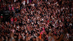 Des fans assistent au concert de la chanteuse américaine Taylor Swift au Paris La Défense Arena, le 9 mai 2024 à Nanterre, au nord-ouest de Paris