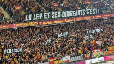 Nombreuses banderoles des supporteurs du RC Lens après les élections à la LFP, 15 septembre 2024 au stade Bollaert