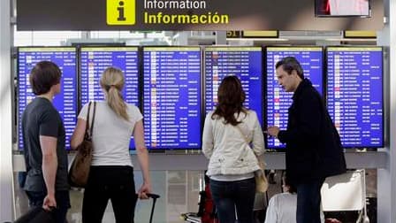 Aéroport de Barcelone, lundi. L'activité aérienne en Europe devrait reprendre ce mardi de manière plus régulière au lendemain de la décision des autorités d'ouvrir le trafic dans les zones où les cendres volcaniques venues d'Islande ne sont pas trop dense