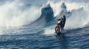 Au guidon de sa moto, Robbie Maddison s'est offert les vagues tahitiennes.