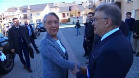 Elisabeth Borne rencontre le maire de Rodez dans l'Aveyron