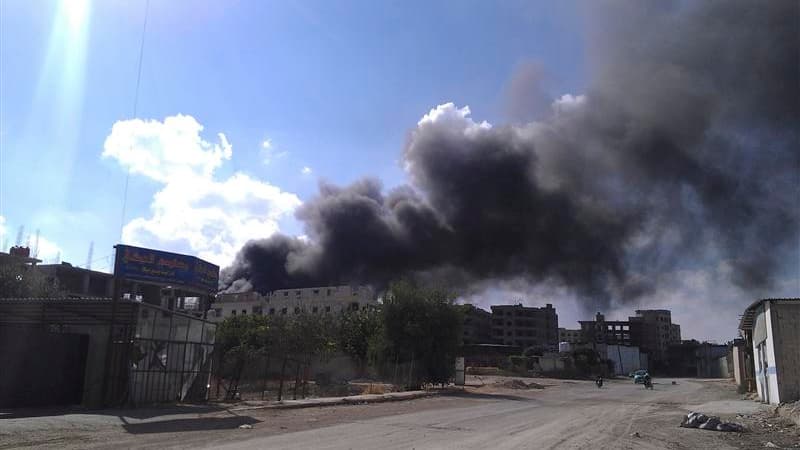 Colonne de fumée dans Erbin, en banlieue de la capitale syrienne Damas. Des avions de combat syriens ont bombardé dimanche des zones sunnites à Damas et à travers le pays, rapportent des militants, le président Bachar al Assad poursuivant les attaques aér