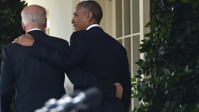 Le 9 novembre, après l'allocution du président au lendemain de l'élection, Barack Obama et Joe Biden repartent ensemble.