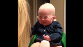 Louise, atteinte d'albinisme, a une vision déficiente.