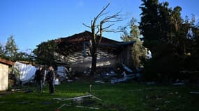 Des habitants devant un bâtiment détruit par une "mini-tornade", le 24 octobre 2022 à Bihucourt, dans le Pas-de-Calais