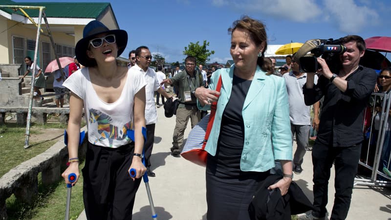 En visite sur l'île de Guiuan, Ségolène a porté le sac de Marion Cotillard embarrassée par ses béquilles.
