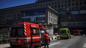 Une ambulance devant un hôpital à Lisbonne, en juillet 2021 (images d'illustration)
