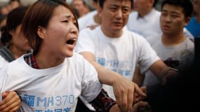 La proche d'un passager du vol MH370 manifestant sa colère mardi devant l'ambassade de Malaisie à Pékin