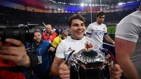 Le demi de mêlée du XV de France Antoine Dupont avec le Trophée du Tournoi des six nations après le Grand Chelem réussi contre l'Angleterre, le 19 mars 2022 au Stade de France  