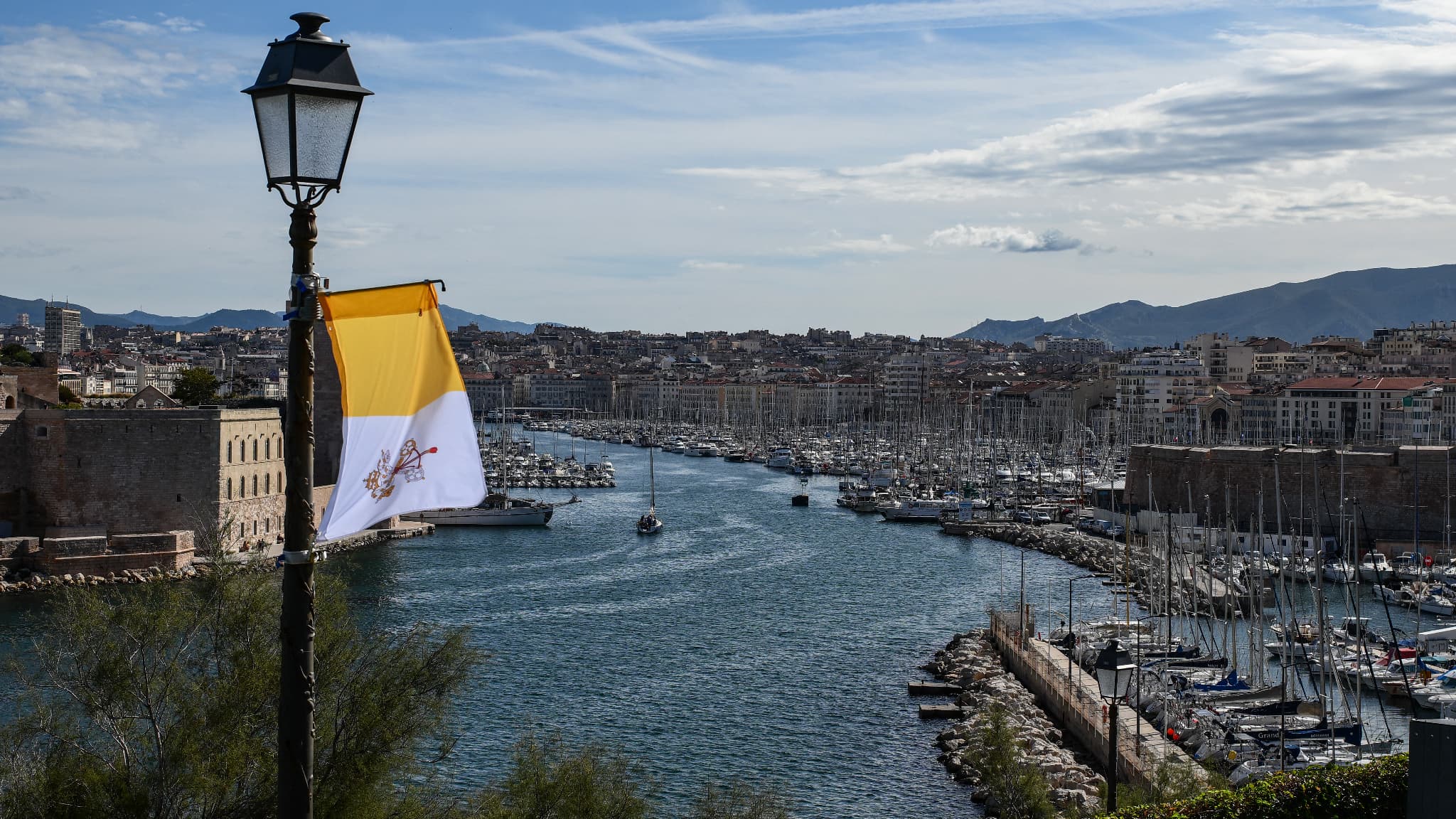Un drapeau du Vatican dans le vieux port de Marseille pour la visite du pape François, le 22 septembre 2023 Un drapeau du Vatican dans le vieux port de Marseille pour la visite du pape François, le 22 septembre 2023