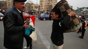 Place Tahrir, au Caire. Près d'une semaine après le départ d'Hosni Moubarak, la France a levé jeudi les restrictions pesant sur les voyages touristiques en Egypte estimant que les étrangers ne faisaient plus l'objet de menaces. /Photo prise le 14 février