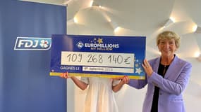 La gagnante du jackpot de 109 millions d'euros et Stéphane Pallez, Présidente directrice générale du groupe FDJ.

