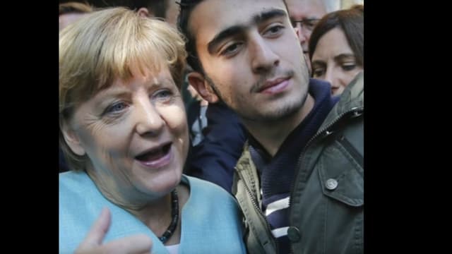 Un photographe a pris en photo le selfie en cours entre Anas Modamani et Angela Merkel.