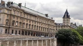 La police judiciaire parisienne avait réussi à mettre la main sur trois suspects sept ans après les faits, mais l'un des hommes a pris la fuite.