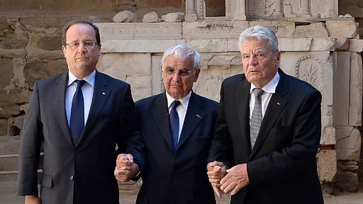 Le président français François Hollande et son homologue allemand Joachim Gauck entourent le survivant Robert Hébras, le 4 septembre dernier dans l'église d'Oradour-sur-Glane.