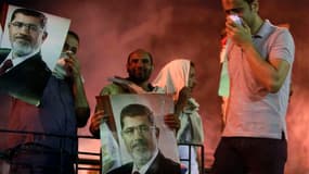Partisans de Mohamed Morsi au Caire. Les affrontements de la nuit entre forces de l'ordre et soutiens et adversaires du président égyptien déchu ont fait sept morts.