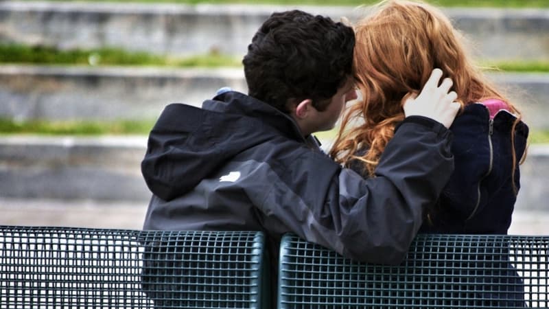 La gonorrhée peut se transmettre lors d'un baiser avec la langue.