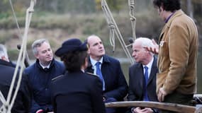 Jean Castex entouré par Jean-Baptiste Lemoyne et Alain Griset, ce samedi 20 novembre sur la Loire avant d'annoncer le plan de soutien au tourisme.