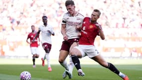 Viktor Gyokeres au contact avec Matthijs de Ligt lors du match de Premier League entre Manchester United et Arsenal, le 17 août 2025