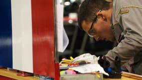 Un candidat français aux Olympiades des métiers, catégorie plomberie, en plein entraînement.