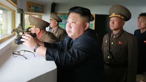 Le chef d'Etat nord-coréen Kim Jong-Un en visite dans des bâtiments de défense. (Photo de l'agence nord-coréenne KCNA) 