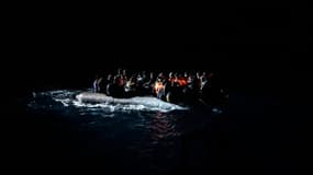 Des migrants syriens à bord d'un canot pneumatique avant leur sauvetage en Mer Egée près d'Izmir, dans la nuit du 9 au 10 décembre 2015