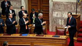 Le gouvernement de coalition d'Antonis Samaras (à droite) a obtenu dans la nuit de dimanche à lundi la confiance du parlement grec, après avoir exposé les grandes lignes de son plan pour accélérer les privatisations et redresser l'économie. /Photo prise l