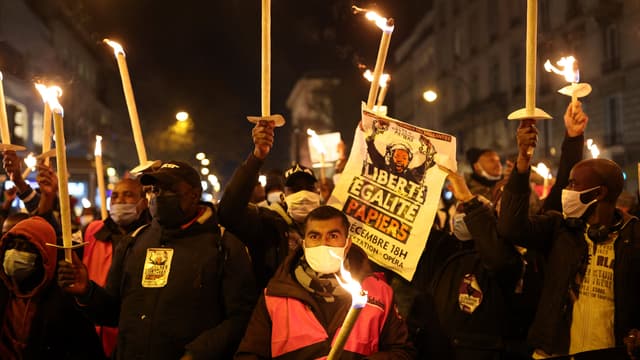 Plus d'un millier de sans-papiers ont manifesté ce vendredi à Paris.