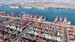 Des conteneurs d'expédition et des portiques sont visibles au port de Qingdao à Qingdao, dans la province du Shandong, à l'est de la Chine, le 26 décembre 2024.