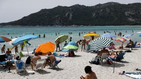 Des touristes sur la plage de Santa Giulia, près de Porto Vecchio, en Corse, le 9 juillet 2023 (photo d'illustration).