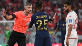 Eduardo Camavinga avec l'arbitre de France-Tunisie au Mondial 2022