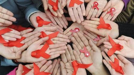 La transmission du virus de l'immunodéficience humaine (VIH), responsable du sida, échappe "à tout contrôle" parmi les hommes homosexuels en France, selon une étude conduite par l'Institut national de veille sanitaire (InVS) publiée dans The Lancet Infect