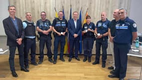 Les trois policiers ont reçu le 21 juin 2024 une médaille symbolisant la gratitude de Vence à la suite de leur intervention dans le cadre de l'affaire des violences intrafamiliales survenues dans la ville. 
