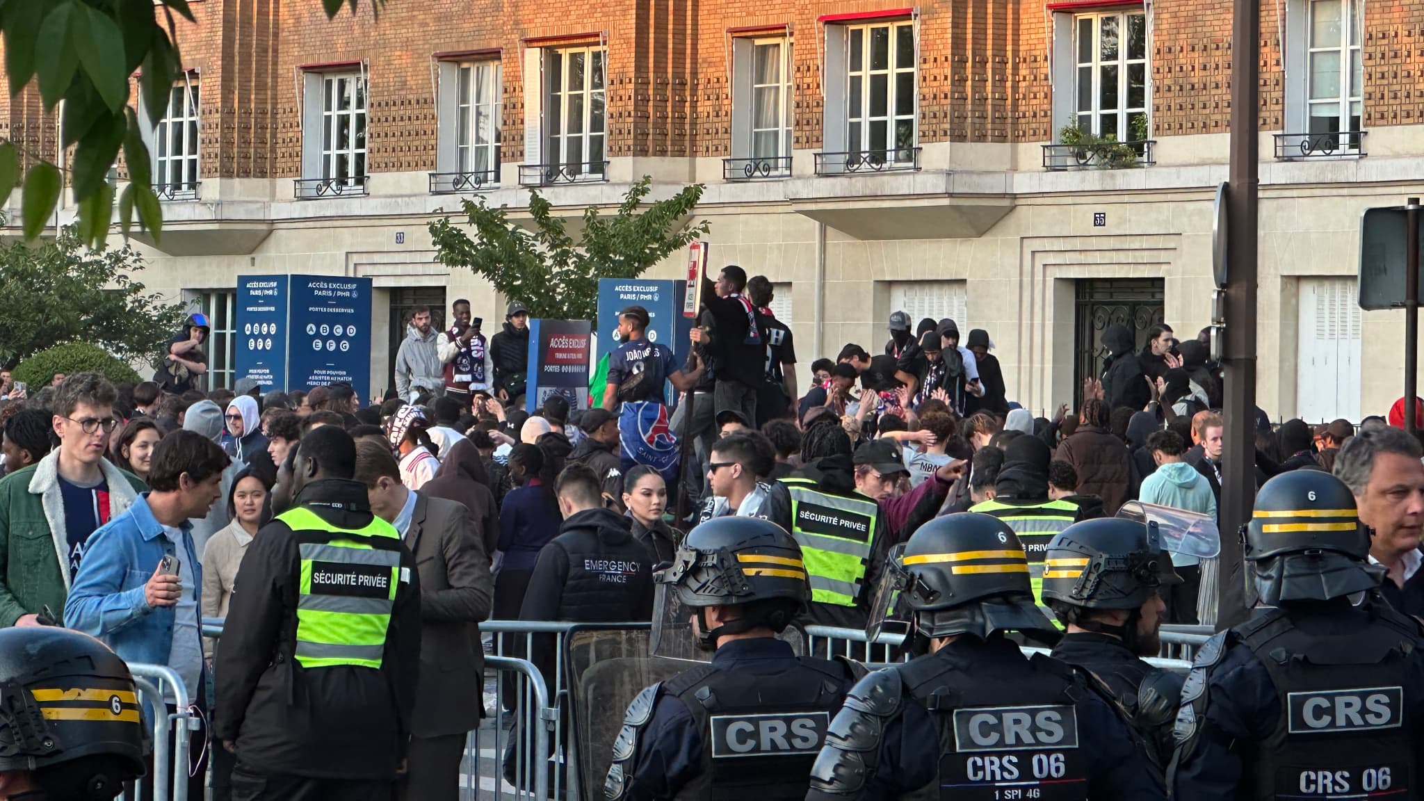 Des jeunes continuent de faire sentir leur présence aux forces de l'ordre au niveau du premier point de filtrage Des jeunes continuent de faire sentir leur présence aux forces de l'ordre au niveau du premier point de filtrage