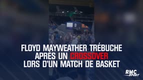 Floyd Mayweather trébuche après le crossover d'un adversaire lors d'un match de basket