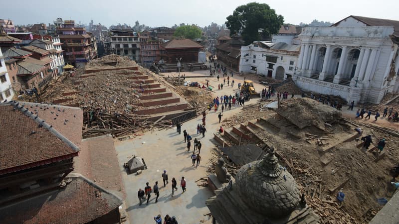 Frappée par un séisme de magnitude 7,8, Katmandou, la capitale du Népal, est en partie détruite.