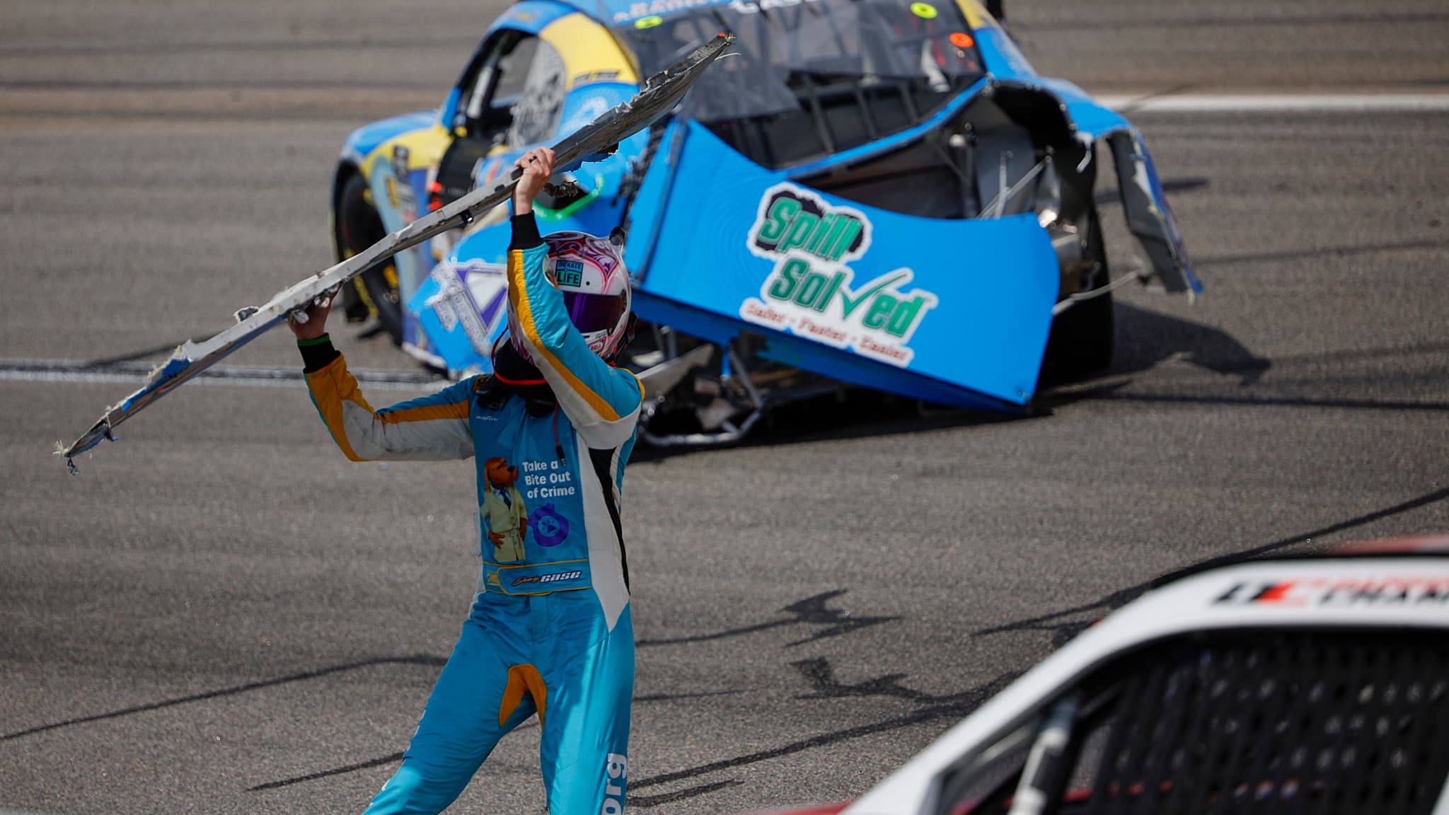 Le pilote de Nascar Joey Gase explose de colère après son accident et balance son pare-choc sur son adversaire, 30 mars 2024 Le pilote de Nascar Joey Gase explose de colère après son accident et balance son pare-choc sur son adversaire, 30 mars 2024