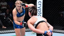 Manon Fiorot (de face) lors de son troisième combat UFC contre Mayra Bueno Silva en octobre 2021