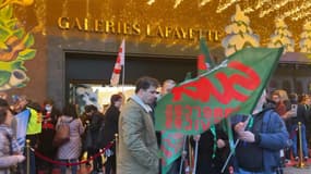 Plusieurs salariés ont manifesté ce mercredi, jour de l'inauguration des vitrines de Noël.