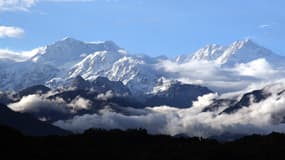 Photo prise à Kaluk Bazaar, dans l'État indien du Sikkim, le 11 mai 2007, montrant une vue du Kanchenjunga.
