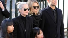 Le clan Hallyday lors de l'hommage populaire rendu à Johnny, le 9 décembre 2017 devant l'église de la Madeleine, à Paris.