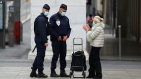 Les forces de l'ordre sont mobilisées dans les rues de Nice pour faire respecter le couvre-feu du week-end, le 27 février 2021