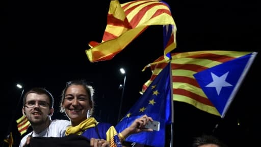 Des militants pro-indépendance manifestent leur joie le 27 septembre 2015 à Barcelone à l'annonce de leur victoire aux élections régionales