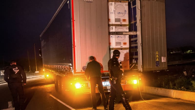 13 migrants ont été découverts dans un camion frigorifique, au port de Calais. (Photo d'illustration)