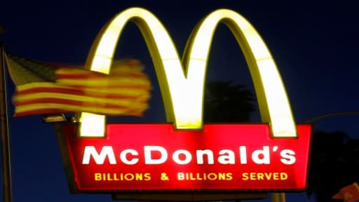 Aux Etats-Unis, les salaires minimum chez McDonalds dépassent à peine les 7 dollars de l'heure.