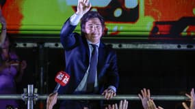 Javier Milei célèbre avec ses partisans sa victoire au second tour de l'élection présidentielle devant le siège de son parti à Buenos Aires, le 19 novembre 2023.