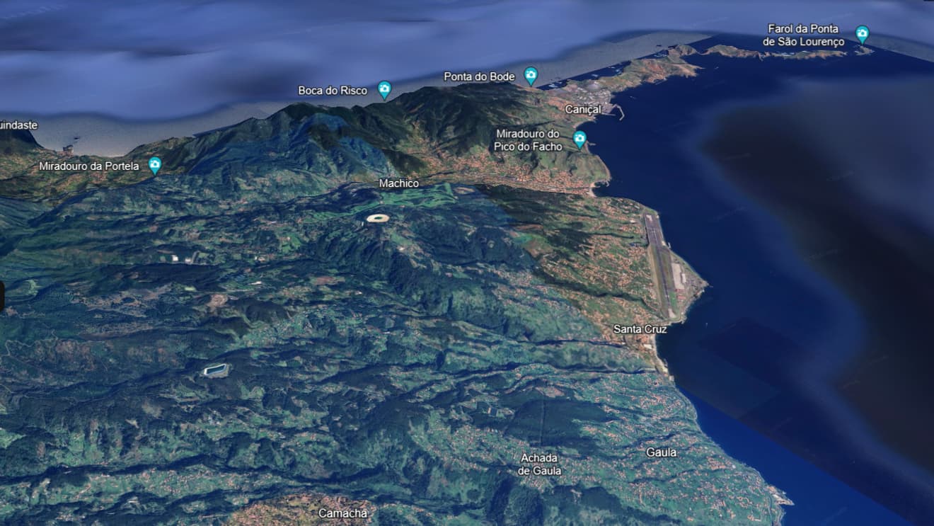 La piste de l'aéeroport de Madère, entre colline et océan, vue sur Google Maps La piste de l'aéeroport de Madère, entre colline et océan, vue sur Google Maps