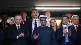 Mansour bin Zayed Al Nahyan est facilement reconnaissable à son écharpe