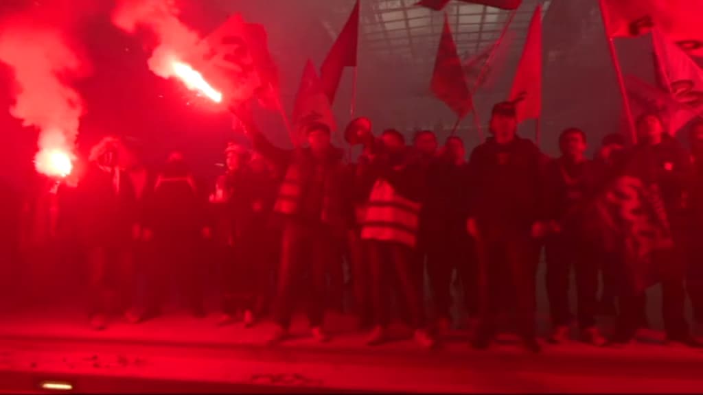 Railway Workers Occupy Paris Building in Protest Against Pension Reform